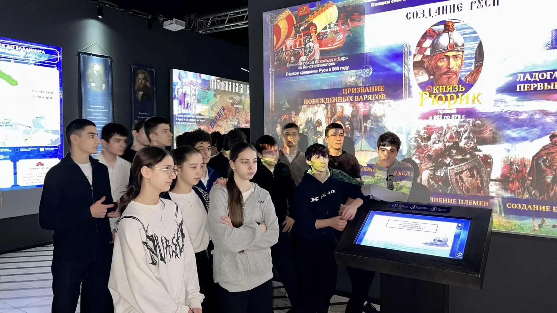 Более 100 школьников Махачкалы посетили исторический парк «Россия – моя история»